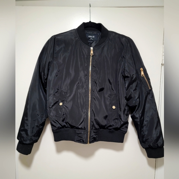 NWOT Women's Size Small (never worn) black jacket with gold hardware - Picture 1 of 1